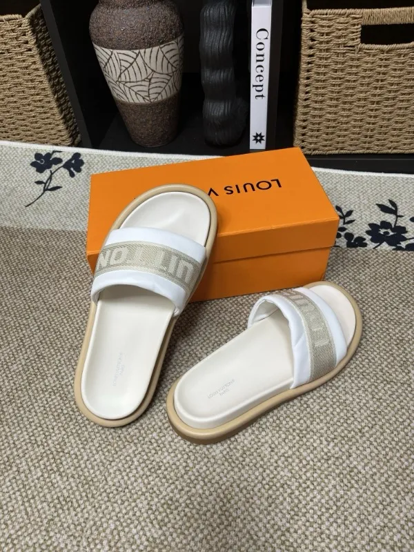 P320💰[New model] Long-term availability, 2025 new model, couple model [LOUlS VUlTTON] comes with drawer box, bag, card, invoice "Louis Vuitton ~ unique modern sandals. 》LV counter purchasing 🏃Men's and women's casual slippers, sold at the same time at the counter, the original old flower material upper is soft and comfortable, (refuses to discolor and rub the feet) sole: original factory special combination original sole, code number: 35--46 4 multiple colors 🉑️ to choose from